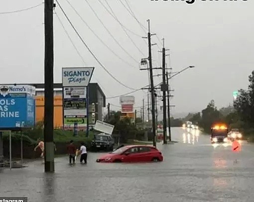 暴雨侵袭昆州多地出现内涝 道路被淹民众划船出行 - 44