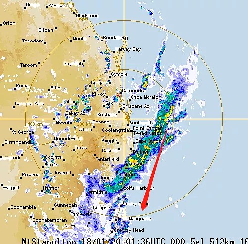 暴雨侵袭昆州多地出现内涝 道路被淹民众划船出行 - 47