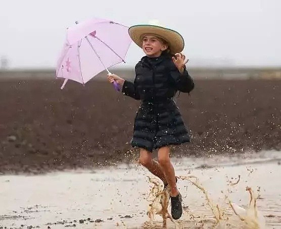 暴雨侵袭昆州多地出现内涝 道路被淹民众划船出行 - 52