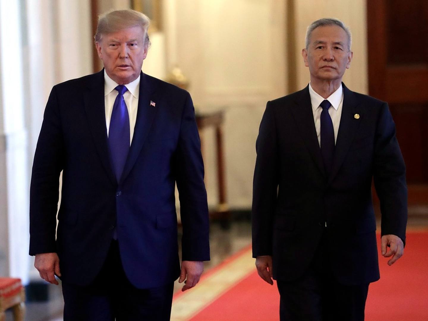 2020年1月15日星期三，美国总统唐纳德·特朗普与中国副总理刘鹤(左)在华盛顿白宫东厅签署贸易协定。（AP）