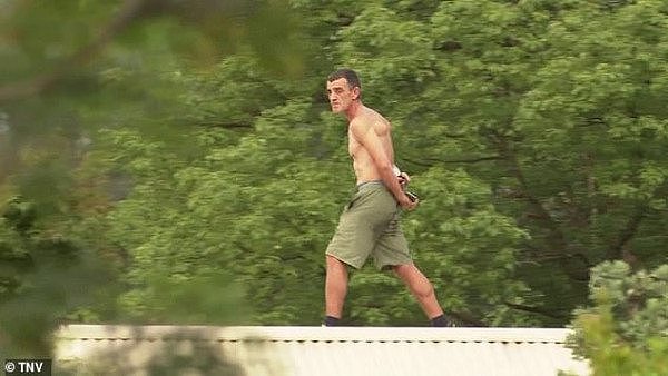 新州半裸男子手持双刀爬上屋顶，大批警员赶往现场（视频/组图） - 1