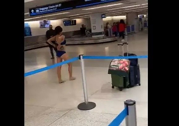美国一女子突然在机场内宽衣解带，一直脱到全裸...所有人看傻眼！（组图） - 1