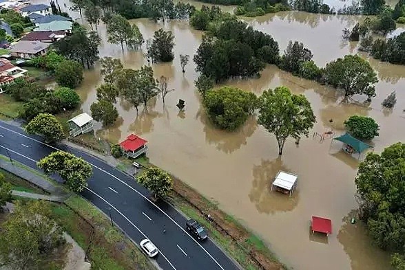 澳洲大雨洪涝上CCTV！水淹道路房屋，开车如开船 - 3