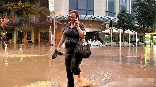 澳洲大雨洪涝上CCTV！水淹道路房屋，开车如开船 - 12