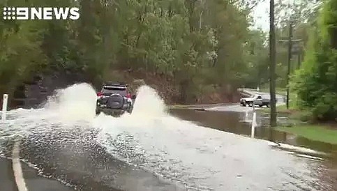 澳洲大雨洪涝上CCTV！水淹道路房屋，开车如开船 - 32