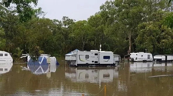 澳洲大雨洪涝上CCTV！水淹道路房屋，开车如开船 - 36