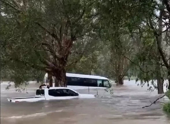 澳洲大雨洪涝上CCTV！水淹道路房屋，开车如开船 - 38