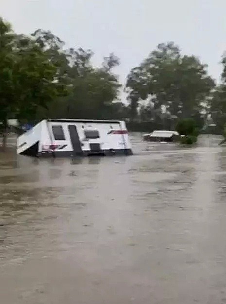 澳洲大雨洪涝上CCTV！水淹道路房屋，开车如开船 - 39