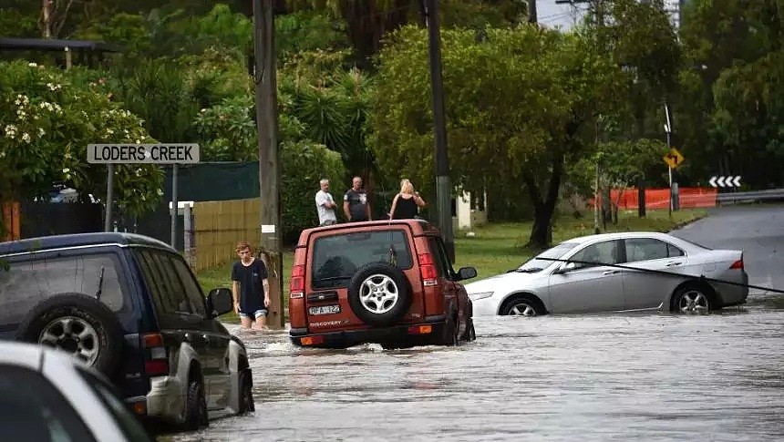 澳洲大雨洪涝上CCTV！水淹道路房屋，开车如开船 - 40