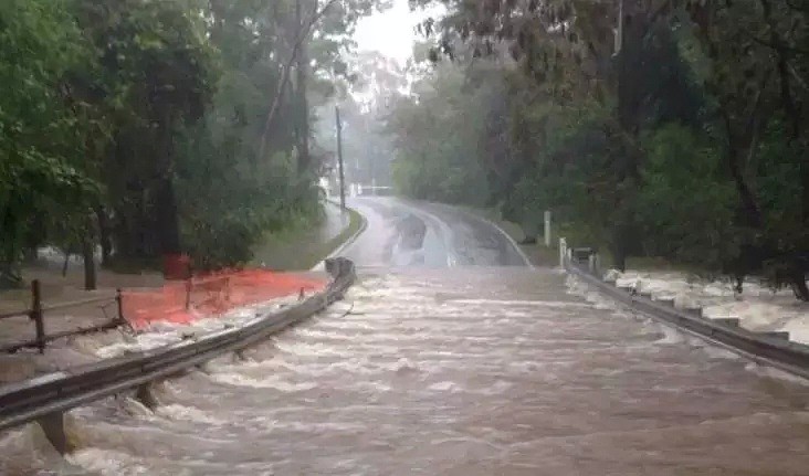 澳洲大雨洪涝上CCTV！水淹道路房屋，开车如开船 - 43