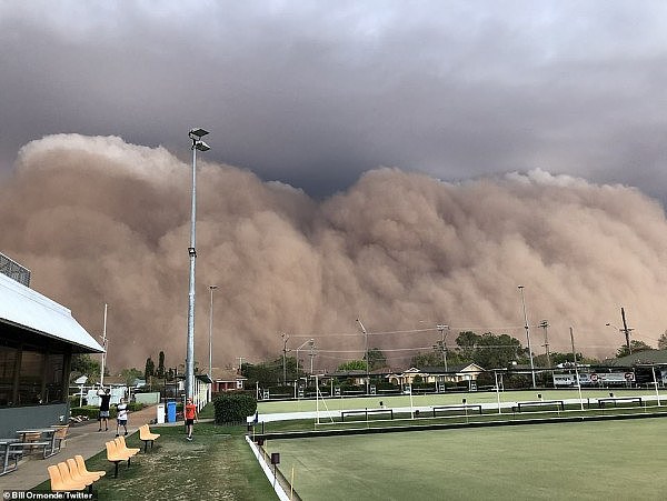 23587778-7904285-A_dust_storm_has_rolled_into_regional_areas_of_New_South_Wales_i-a-55_1579433354044.jpg,0