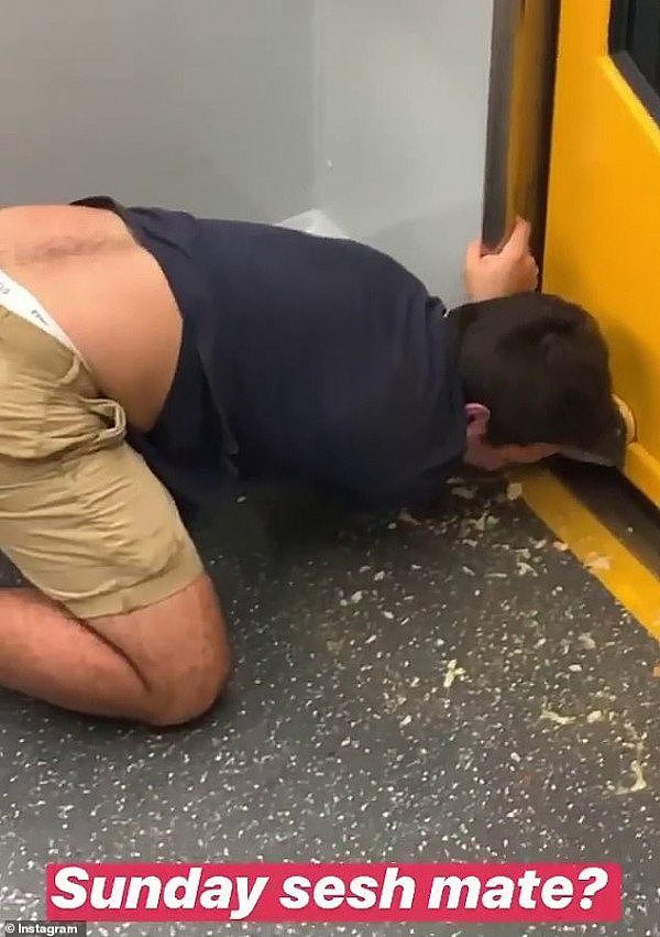 恶心！悉尼男子喝醉后上火车，脸朝下倒在自己的呕吐物里！（视频/组图） - 2