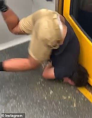 恶心！悉尼男子喝醉后上火车，脸朝下倒在自己的呕吐物里！（视频/组图） - 3