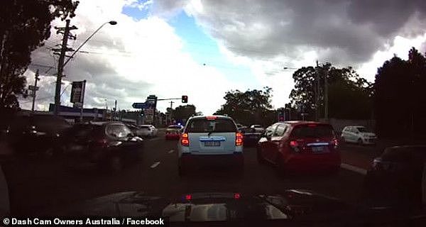 澳洲女司机怒斥警方“违规变道”，视频引发热议！网友：劝你重考驾照（组图） - 2