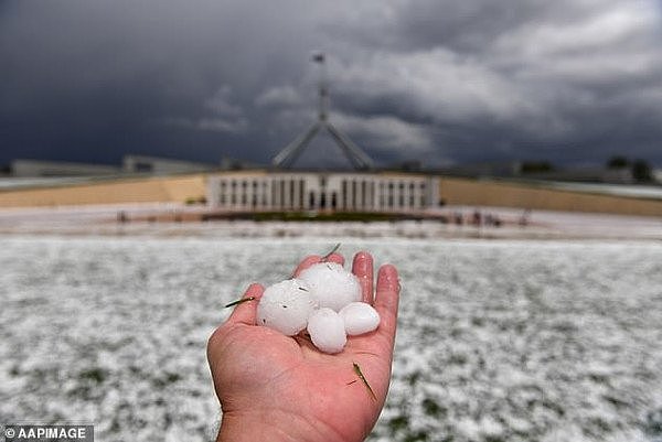 23617882-7906491-Stirring_scenes_as_golf_ball_size_hail_fell_on_the_gardens_at_Pa-a-18_1579494606409.jpg,0