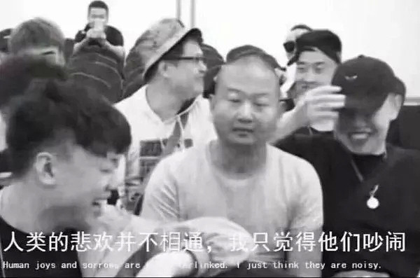 抖音爆哭系列！中国留学生瞒着父母偷偷回国，爸妈的表情高能了...（组图） - 1