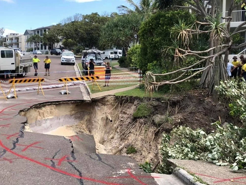 澳洲强风暴引CCTV关注！道路塌方、人被雷劈、洪水泛滥！还有“鲨鱼”在街上游泳？ - 2