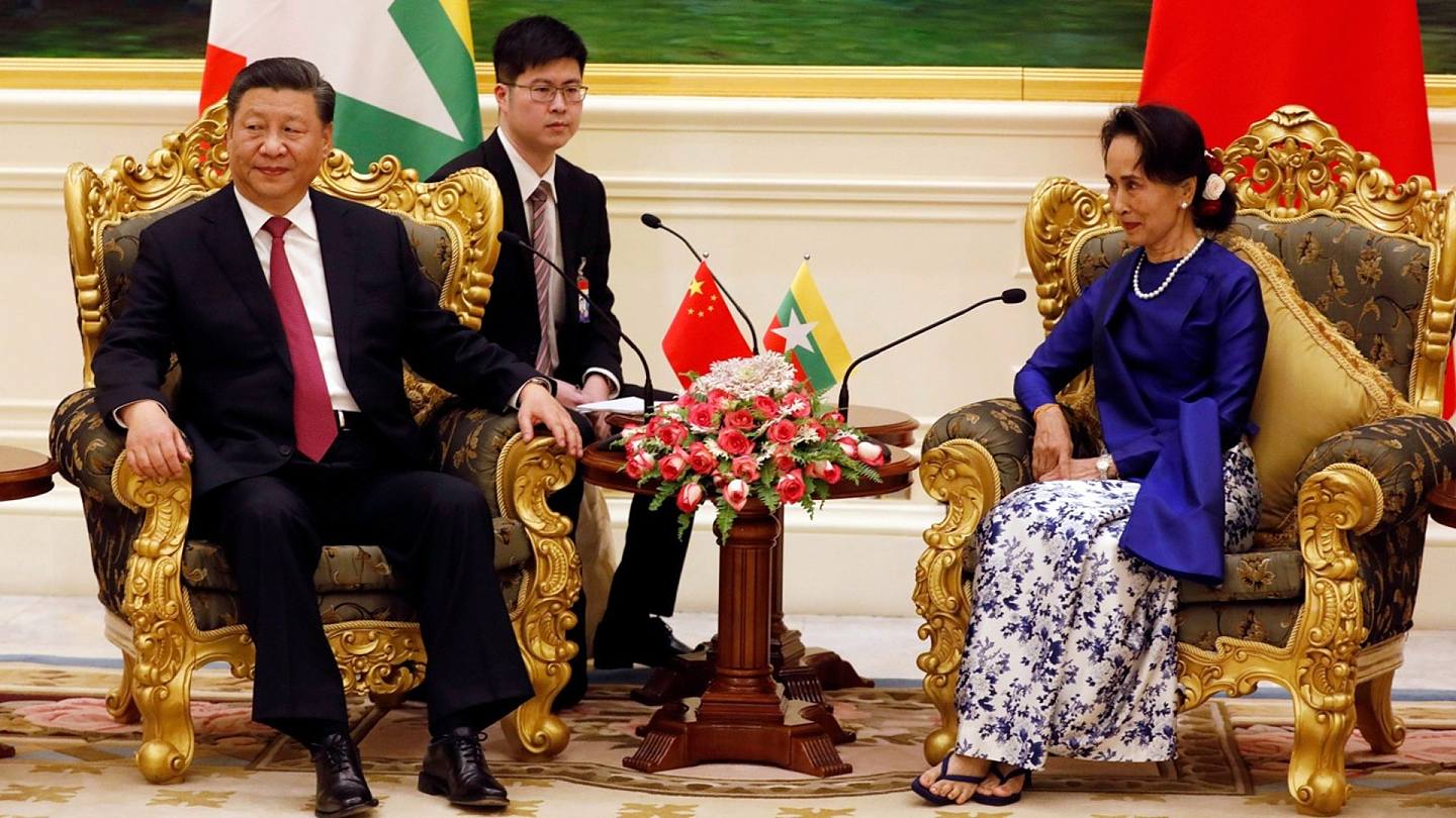 缅甸国务资政昂山素季（右）与中国国家主席习近平（左）于2020年1月17日在缅甸内比都总统府举行会谈。（AP）