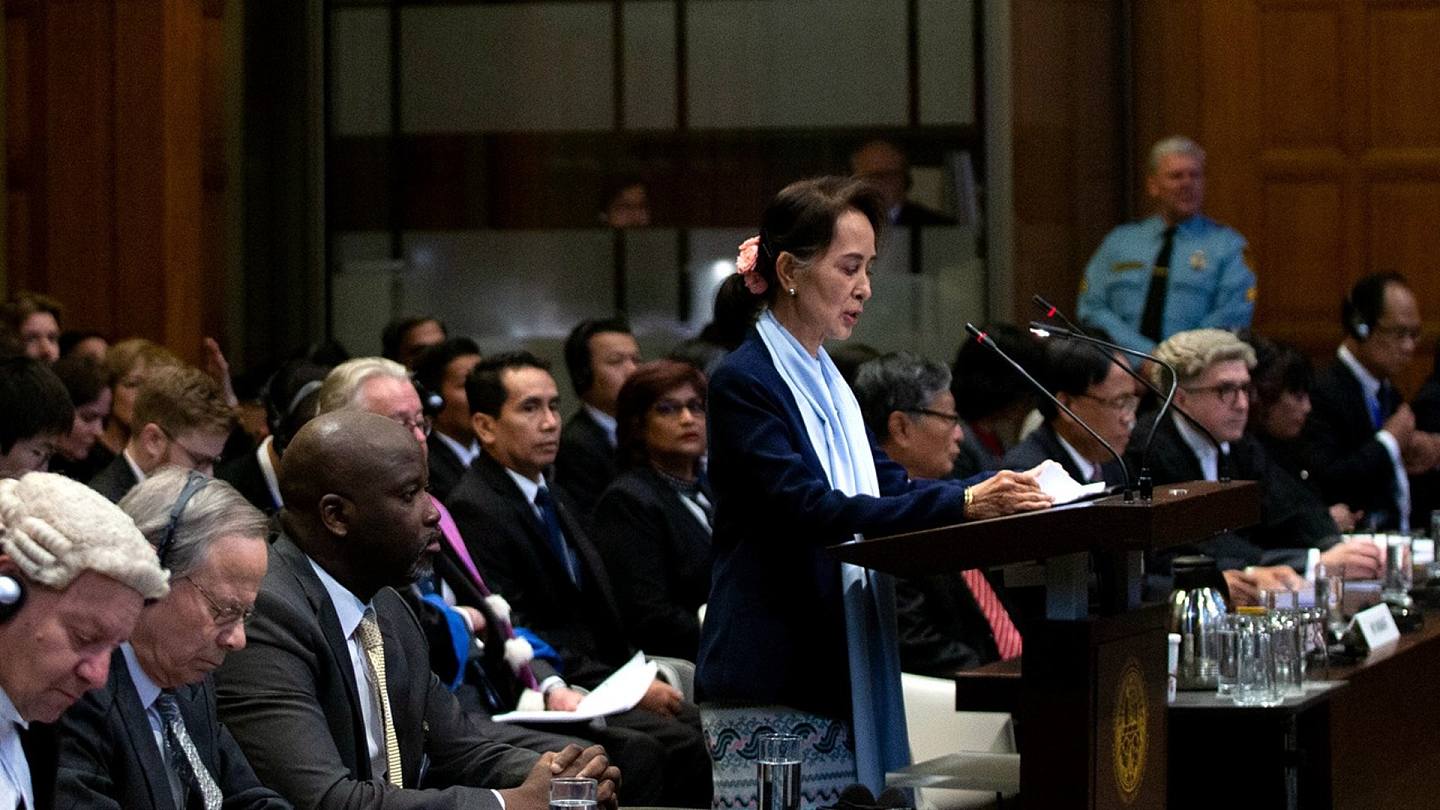 在聆听了一天有关“缅甸罗兴亚人遭种族灭绝”等指控后，2019年12月11日，缅甸领导人昂山素季在海牙国际法庭为缅甸军方辩护。（AP）
