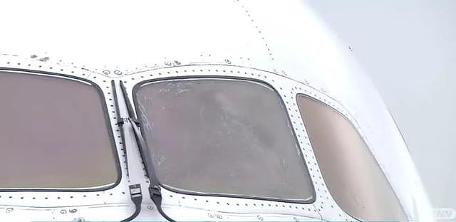 又是波音！一架飞上海的客机，起飞途中驾驶舱玻璃突然裂成“蜘蛛网”…