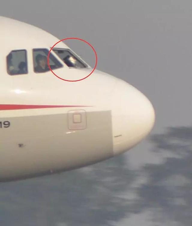 又是波音！一架飞上海的客机，起飞途中驾驶舱玻璃突然裂成“蜘蛛网”…