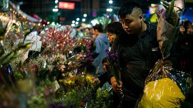许多香港市民都会到年宵市场，购买年花、贺年食品等准备渡过农历新年。