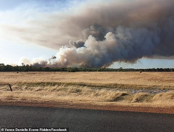 故意燃火引发山火，火势失控，西澳小镇受威胁，当局警告附近居民紧急撤离（组图） - 2