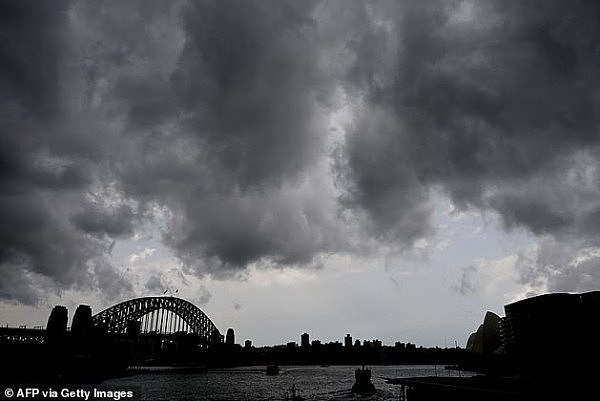 23655786-7909517-Storm_clouds_gather_over_Sydney_Harbour_on_Monday_night_before_d-a-39_1579567753357.jpg,0