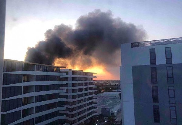 悉尼机场附近仓库突发大火，上空浓烟滚滚！超70名消防员紧急救火（视频） - 4