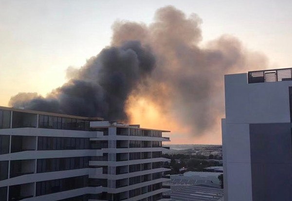 悉尼机场附近仓库突发大火，上空浓烟滚滚！超70名消防员紧急救火（视频） - 5
