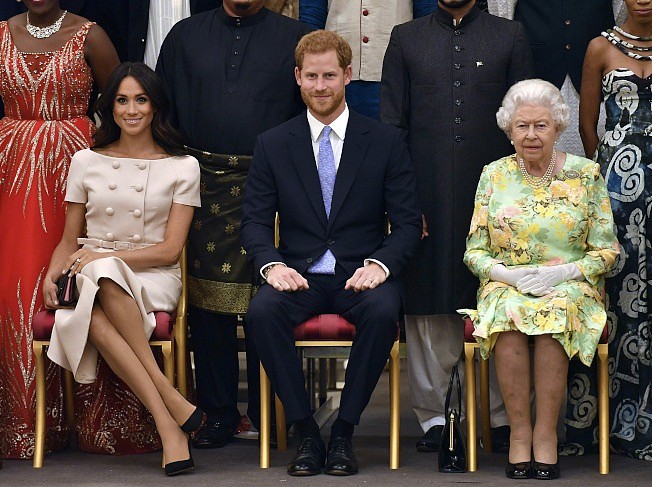 英国王室18日宣布哈利王子夫妇未来将不再使用「殿下」头衔。 图为2018年哈利夫妇和女王一起出席女王青年领袖奖颁奖典礼。 （美联社）