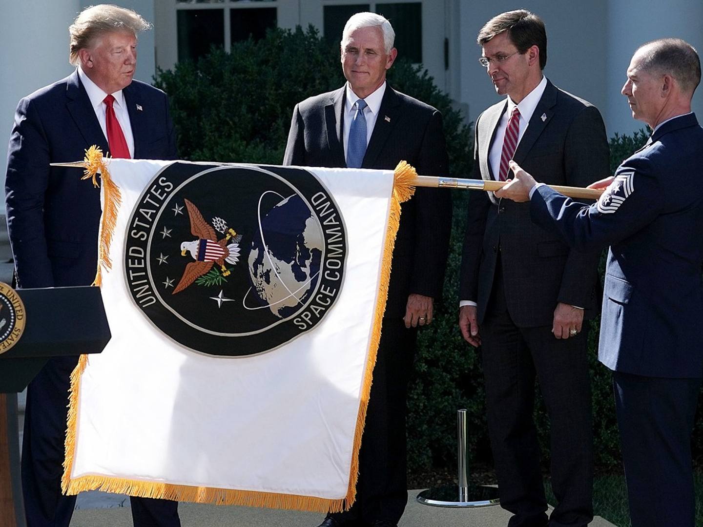 日本将紧随美国组建太空部队，图为2019年8月29日，美国总统特朗普（左一）在白宫宣布建立美国太空司令部。（VCG）