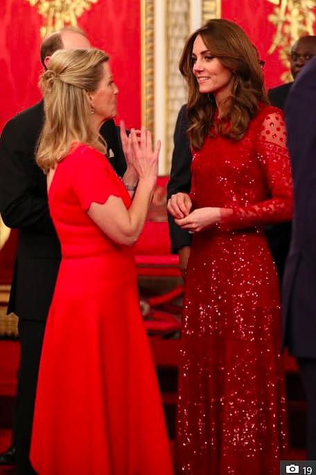 凯特王妃大红袍上线，正式接管梅根业务，威廉王子展现国王气场
