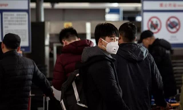 首都国际机场T3航站楼，戴口罩的旅客。（图：新京报）