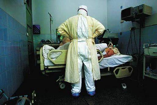 2003年4月30日，北京地坛医院，一位SARS患者经抢救无效不幸死亡，一名医生久久地站在他的遗体旁