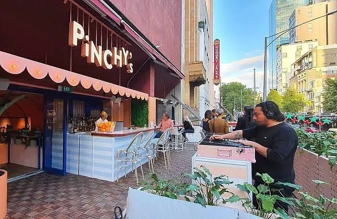 吃龙虾，喝香槟！墨尔本唐人街打卡新地标，充满粉色少女心的Pinchy's来啦！ - 2