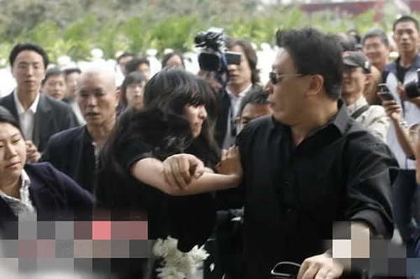 赵忠祥葬礼有人捣乱，范冰冰参加葬礼也曾被袭胸而怒踢记者 （组图） - 7