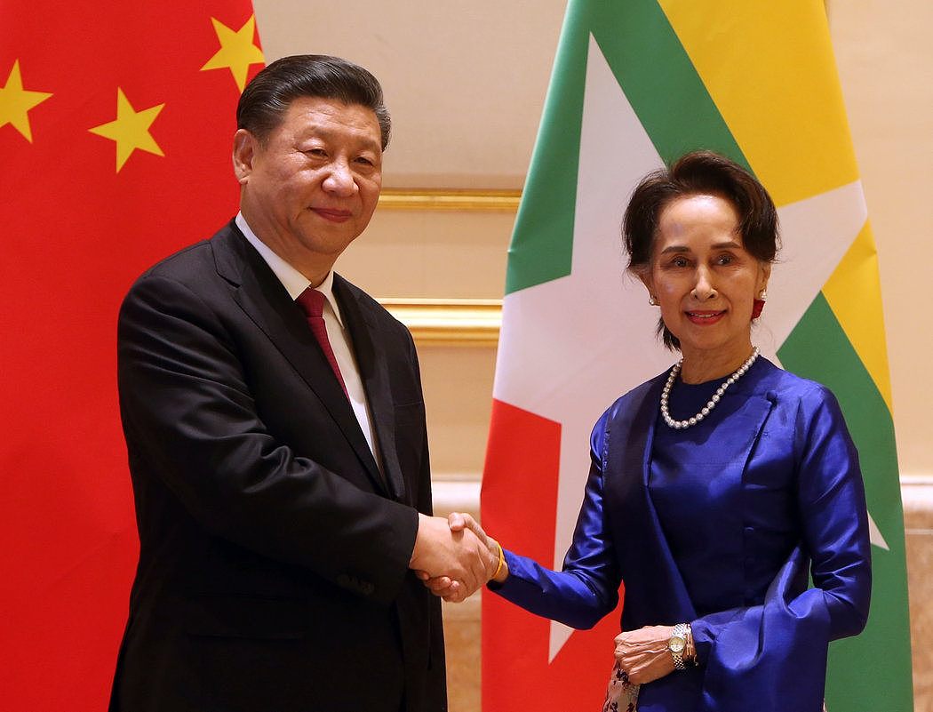 周五，缅甸领导人昂山素季（右）和中国主席习近平。