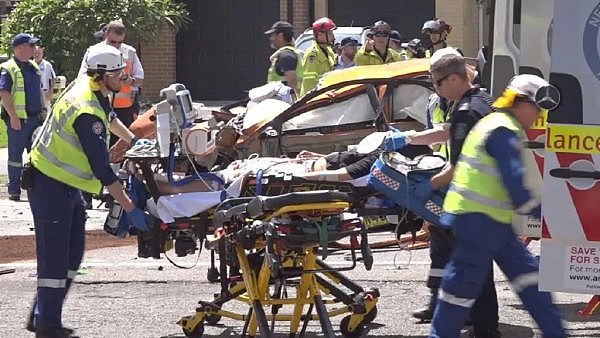 悉尼M5附近今晨突发惨烈车祸！三车相撞一女子紧急送医！沿路交通受阻（组图） - 2