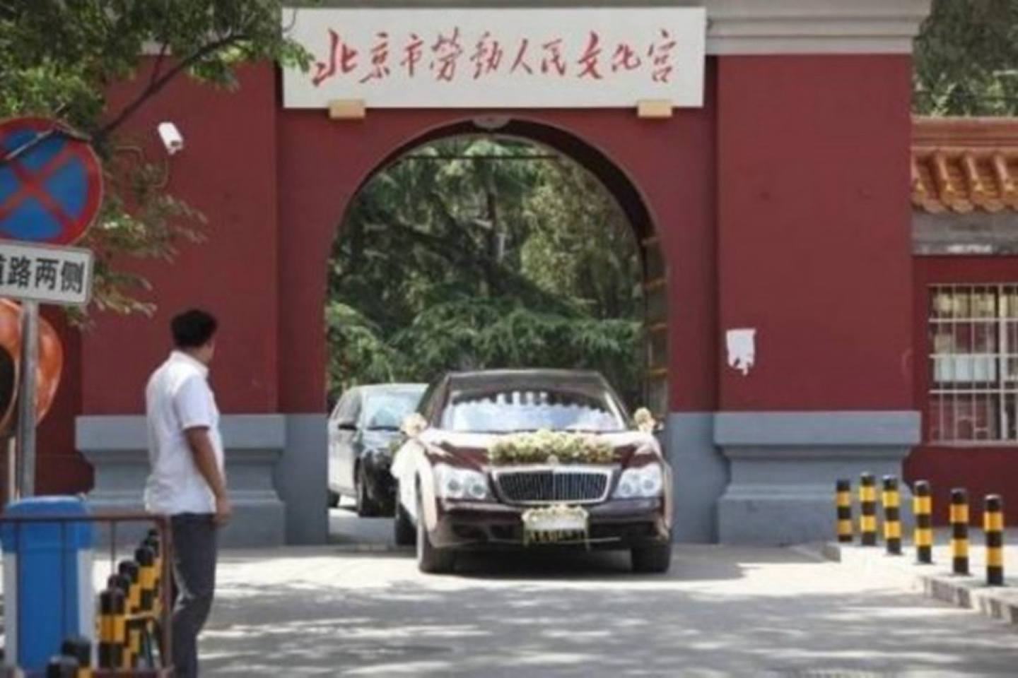 叶明子大婚，多辆婚车也进入“全国重点文物保护单位”北京太庙内部。（微博@hz张艳婷）