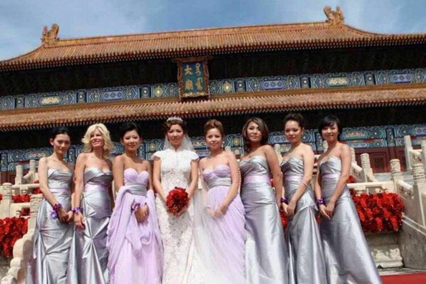 新娘叶明子（左四）和伴娘在北京太庙内合影。（微博@hz张艳婷）