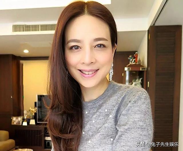 53岁华裔美女长得像西拉米，让泰王看入了迷，难怪苏提达醋劲大发