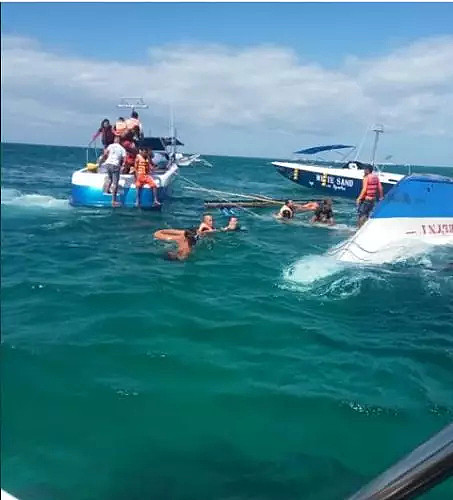 又一载21名中国游客船只在菲律宾长滩岛倾覆 造成1人死亡（组图） - 2