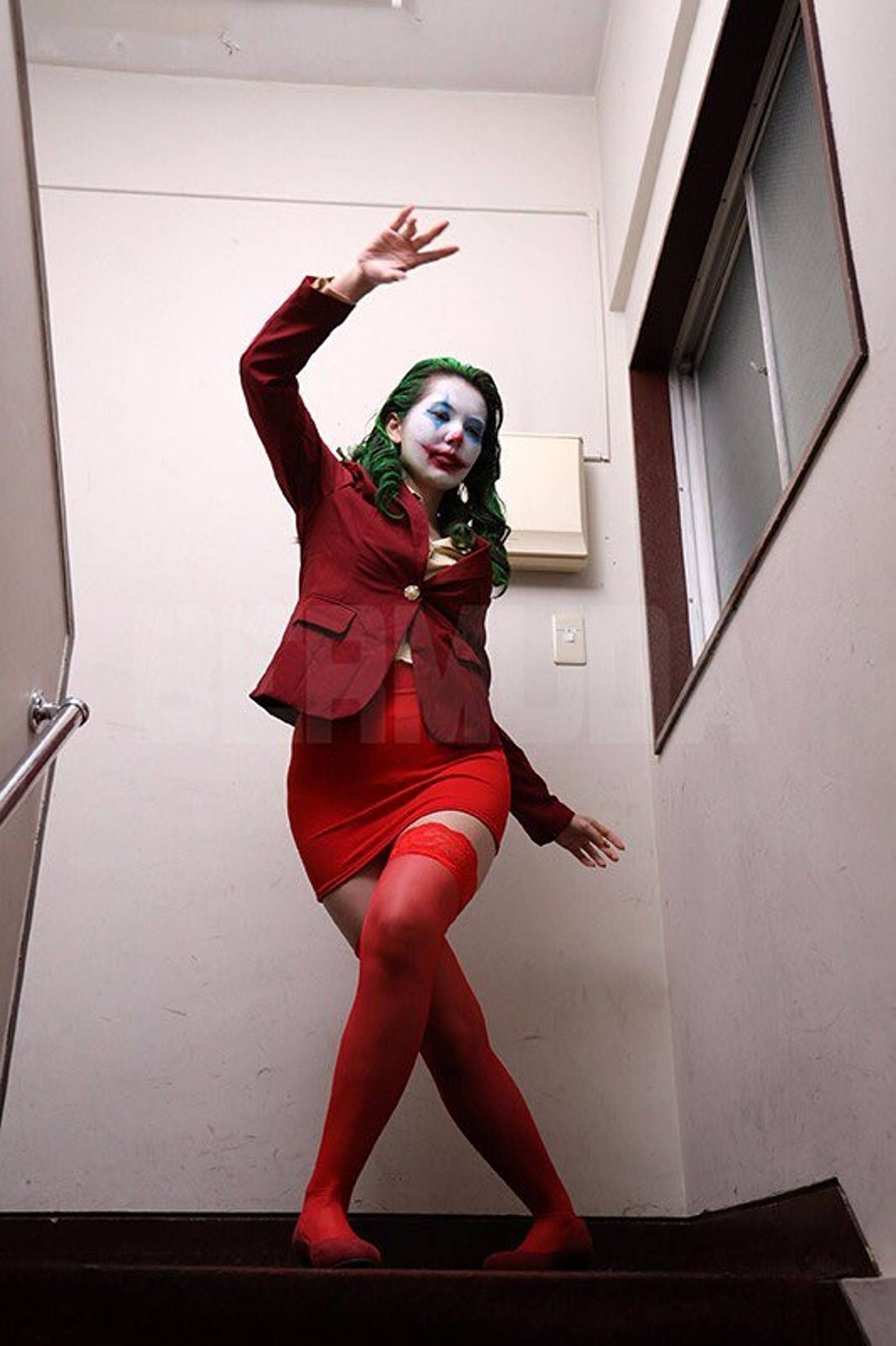 波多野结衣模仿《JOKER小丑》经典的一幕，学华坚冯力士在楼梯上起舞。 （Twitter图片）