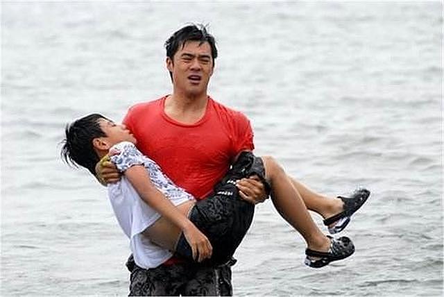 两孩子溺水，爸爸先救自家娃被骂自私，宝爸铿锵有力的回应太解气