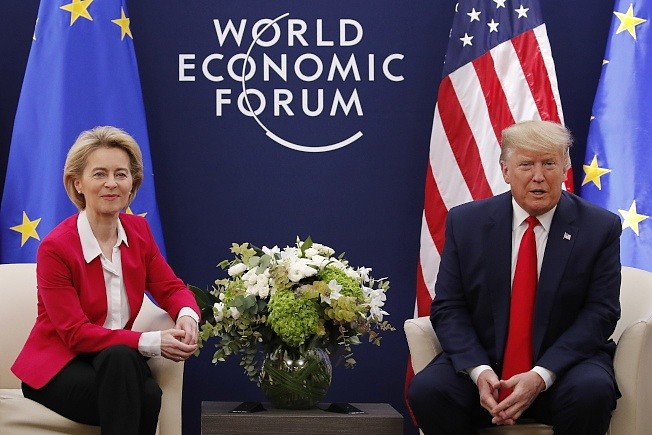 美国总统川普（右）21日在瑞士达沃斯会晤欧盟执委会主席冯德莱恩（左）。 (欧新社)