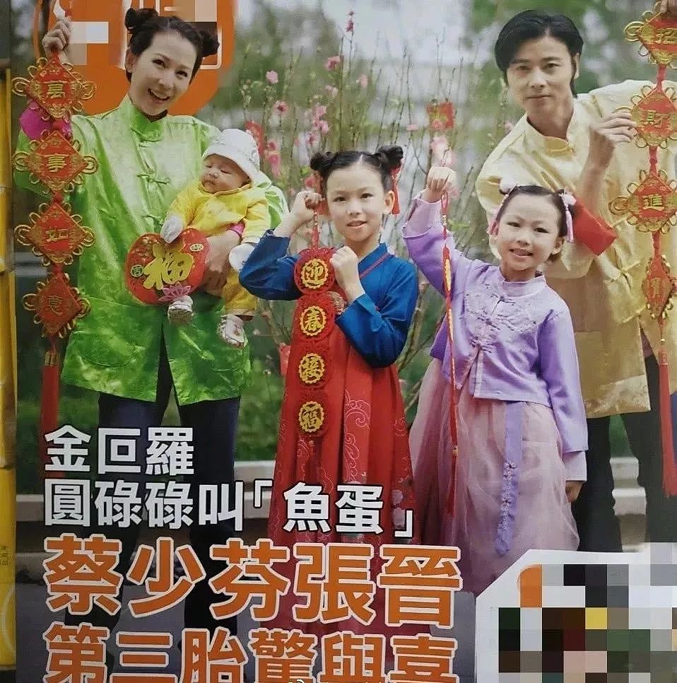 蔡少芬一家五口全家福，三胎儿子乳名首曝光，五官长相神似张晋 （组图） - 1