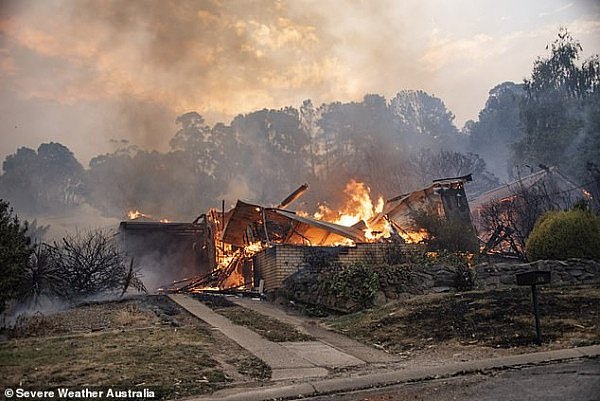 23006638-7917663-NSW_Rural_Fire_Service_Commissioner_Shane_Fitzsimmons_said_early-a-12_1579720872945.jpg,0
