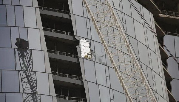 注意！悉尼CBD高楼玻璃幕墙被砸碎！吊钩空中旋转360度，强风成“幕后黑手”（图） - 2