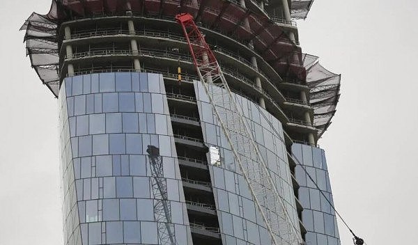 注意！悉尼CBD高楼玻璃幕墙被砸碎！吊钩空中旋转360度，强风成“幕后黑手”（图） - 3